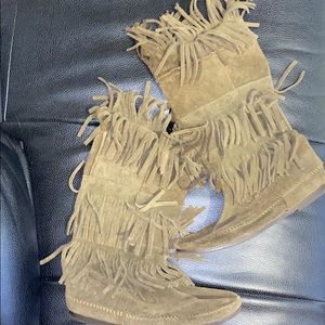 Minnetonka olive green fringe boots sz9